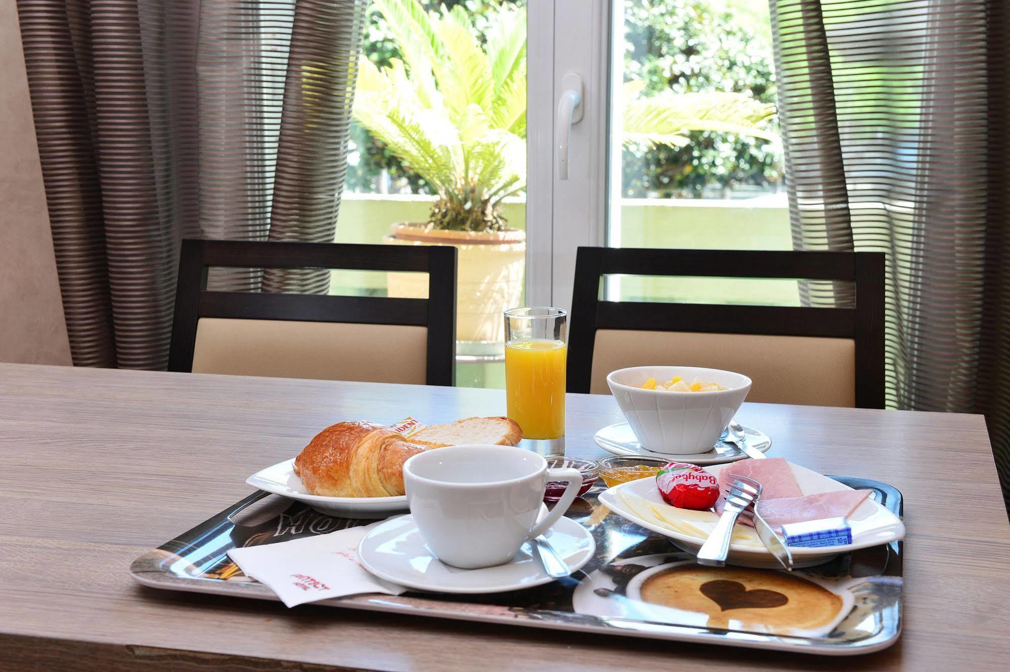 Hotel La Croix Blanche Tarbes Dış mekan fotoğraf